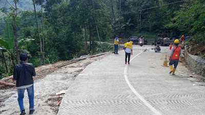 Patahnya Beton Jalan Pasir Kuray-Cisitu: Pihak Kontraktor Pelaksana Perbaiki Dengan Cara Grouting