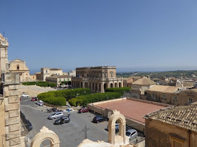 veduta dalla sala delle feste di palazzo nicolaci