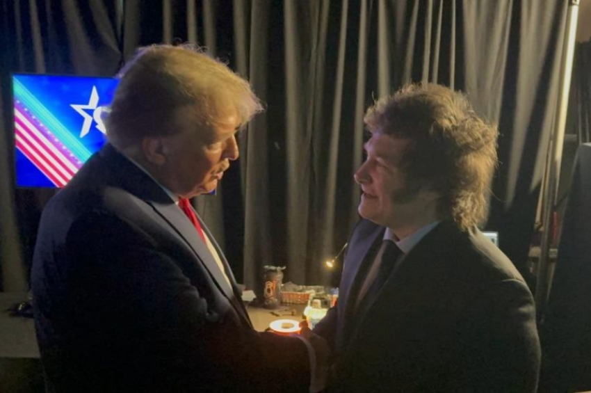 Donald Trump e Javier Milei nos bastidores da CPAC, encerrada neste sábado (24) em Washington | Foto: Reprodução / @Cpac