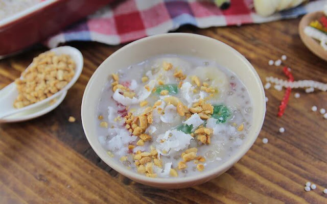 Cũng được xem là một trong những món ăn "lão làng" trong các món ăn vặt của giới trẻ Hà thành, chè chuối vẫn luôn nhận được sự yêu thích của rất nhiều người. Chuối chín thơm ngập trong nước chè sánh quyện ngọt ngào thơm hương cốt dừa ngầy ngậy và vừng rang thơm nức, thêm chút đá mát lạnh nữa là trọn vẹn cho một ngày nắng hè.