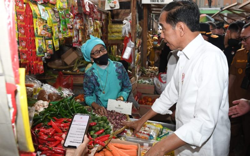 Jokowi Cek Harga Kebutuhan Pokok di Pasar Kelapa