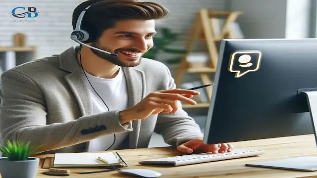 موظف خدمة العملاء في التجارة الإلكترونية يساعد عميلاً عبر سماعة رأس وشاشة كمبيوتر