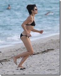 Olga-Kurylenko-Wearing-Sexy-Black-Bikini-At-The-Beach-In-Miami-11