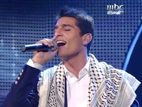 Mohammad Assaf canta com a Kuffieh ou hata palestina