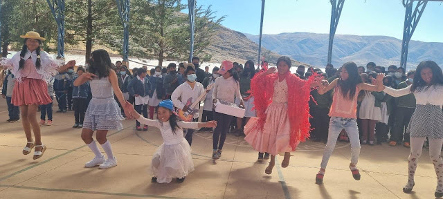 Nahezu 300 Schüler haben heute Schulmaterialien in Huancarani erhalten. Danke an alle unsere Spender und Segen aus Bolivien.