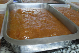 Recipiente con dulce de membrillo.