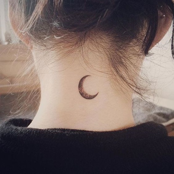 O sombreamento é usado para criar a imagem de um negro lua crescente neste tatuagem prestados nas costas do usuário do pescoço. A desigual distribuição da tinta na peça, cria a textura e complexidade que separa este pedaço de seus colegas.