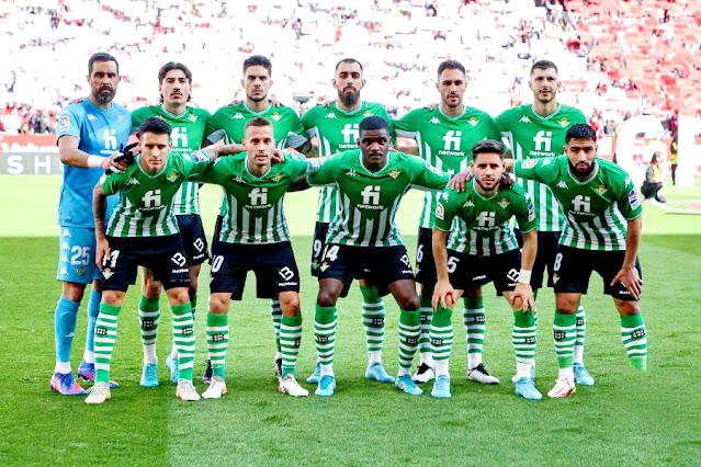 REAL BETIS BALOMPIÉ. Temporada 2021-22. Claudio Bravo, Bellerín, Bartra, Borja Iglesias, Víctor Ruiz, Guido Rodríguez. Cristian Tello, Sergio Canales, William Carvalho, Álex Moreno, Fekir. SEVILLA F. C. 2 REAL BETIS BALOMPIÉ 1 Domingo 27/02/2022, 16:15 horas. Campeonato de Liga de 1ª División, jornada 26. Sevilla, estadio Ramón Sánchez Pizjuán: 37.250 espectadores. GOLES: 1-0: 24’, Ivan Rakitic, de penalti. 2-0: 41’, Munir. 2-1: 90+4’, Sergio Canales.