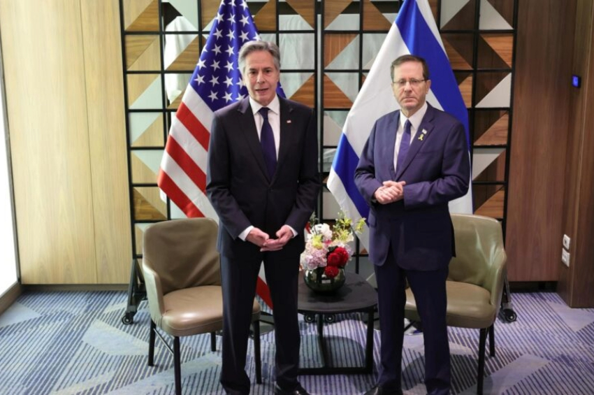 O secretário de Estado dos EUA, Antony Blinken, e o presidente israelense, Isaac Herzog, durante uma reunião em Tel Aviv, em julho | Foto: EFE/EPA/ABIR SULTAN/ POOL EPA