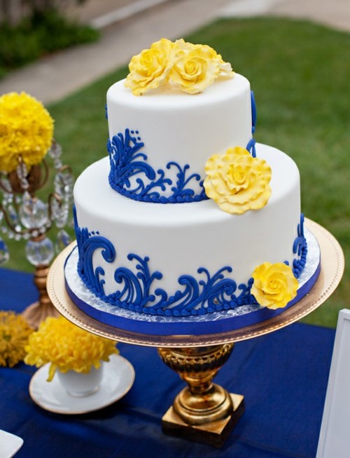 I just adore the design on this wedding cake with the royal blue swirls and