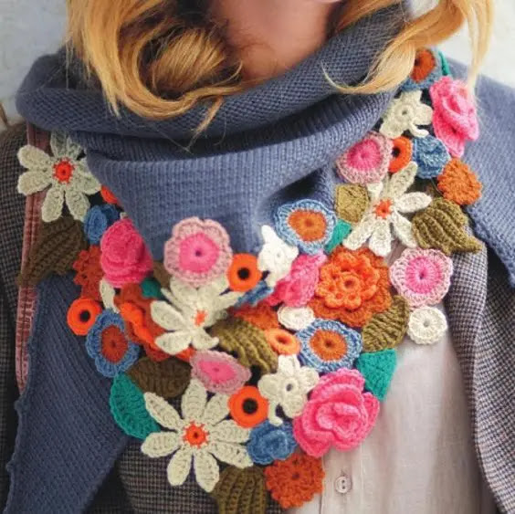 Idea de uso de aplique de flor a crochet