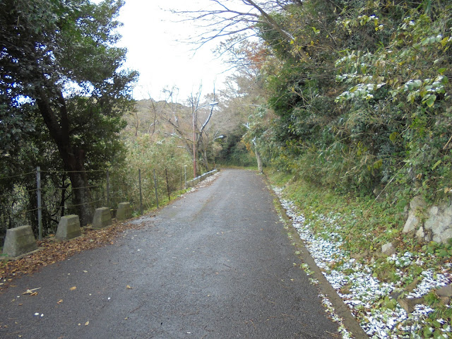 米子城址地区の昔の幹線道路は駐車場に向かいます