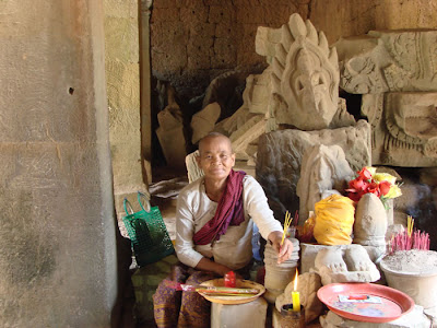 uma budista no Cambodia. Ela estava super simpática e inclusive nos deu um presente e deixou tirar essa foto.