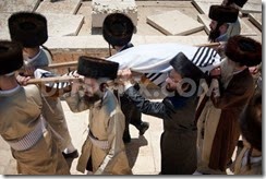 1397824442-ultraorthodox-jewish-funeral-held-in-jerusalem_4500293