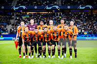 F. K. SHAKHTAR DONETSK. Temporada 2023-24. Taras Stepanenko, Dmytro Riznyk, Novatus Dismas, Stav Lemkin, Kevin Kelsy, Yaroslav Rakitski. Yukhym Konoplya, Oleksandr Zubkov, Heorhiy Sudakov, Danylo Sikan, Yehor Nazaryna. F. K. SHAKHTAR DONETSK 1 🆚 F. C. PORTO 3 Martes 19/09/2023, 21:00 horas. Liga de Campeones, fase de grupos, Grupo H, jornada 1. Hamburgo, Alemania, Volksparkstadion: 46.729 espectadores. GOLES: ⚽0-1: 8’, Wenderson Galeno. ⚽1-1: 13’, Kevin Kelsy. ⚽1-2: 15’, Wenderson Galeno. ⚽1-3: 29’, Mehdi Taremi.