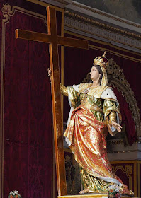 Santa Helena, mãe de Constantino imperador, recuperou as relíquias da Paixão, no século IV. E pediu para seu filho fazer a primeira igreja do Santo Sepulcro. Imagem na basílica de Santa Helena, em Birkirkara, Malta