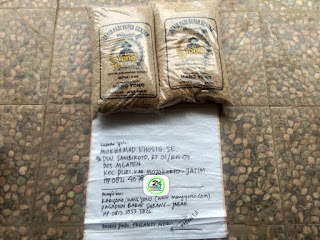 Benih padi yang dibeli    MOKHAMAD KHOLIG Mojokerto, Jatim. (Sebelum packing karung ).