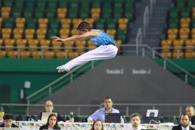 Un gimnasta participa en el selectivo para los Nacionales CONADE donde competirán unos 500 deportistas de 15 entidades