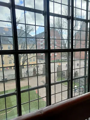 Frelsers Kirkeの階段から外を見る