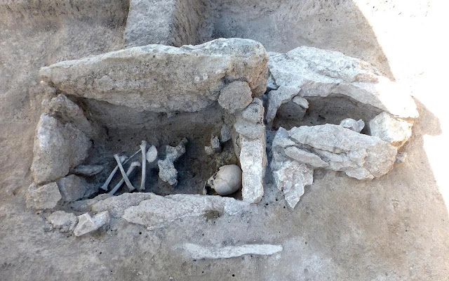 Σύμφωνα με τους αρχαιολόγους, και οι δύο θάλαμοι περιείχαν τα λείψανα ενός νεαρού ατόμου. [Credit: INRAP]