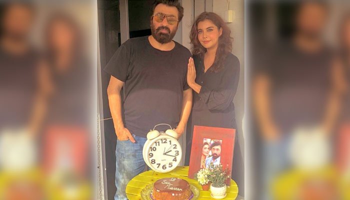 Actors Yasir Nawaz and Nida Yasir, who are infected with the coronavirus, celebrated their 18th anniversary in quarantine at their place Karachi. Actor Yasir Nawaz and his wife actress Corona are in quarantine for thirteen days after test positive. They celebrated their 18th anniversary by cutting a cake at their home.  Yasir Nawaz says that with the prayers of the fans, we are both in better health now. This anniversary celebrated in isolation is memorable.
