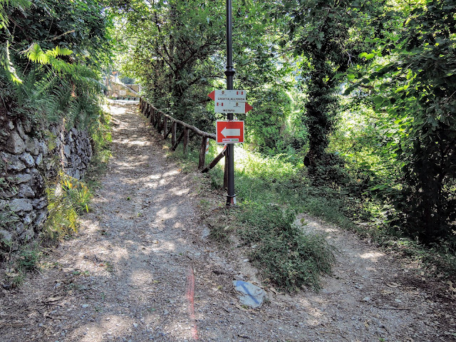 Indicazioni per la Grotta all'Onda. Sullo sfondo a sinistra il cimitero.