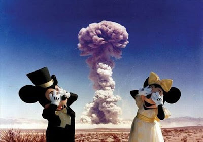 Ядерный взрыв и мышата из мультика. Мики Маус, его подружка и ядерный взрыв.