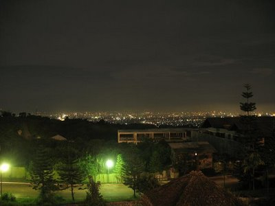 Pemandangan  malam kota  Bandung  dari Atas Gunung