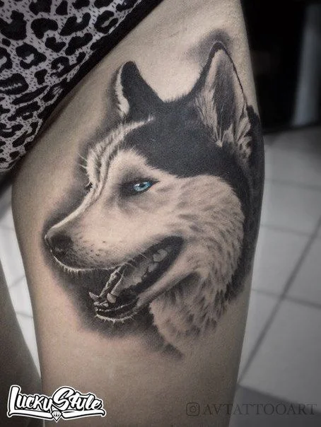 Vemos el tatuaje de un Huskie en la pierna de una joven que se levanta la falda