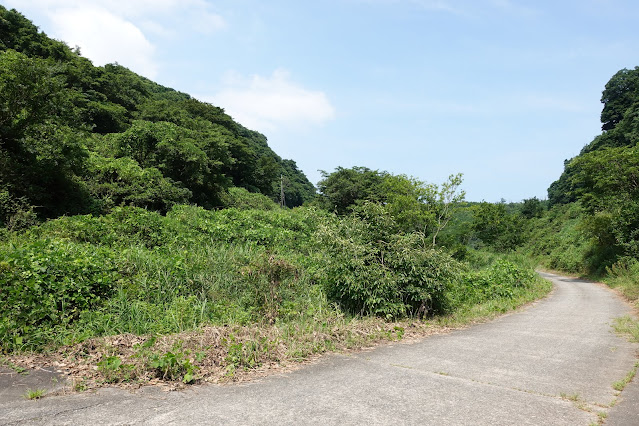 左手に（株）大協組 稲吉工場　採石場があります