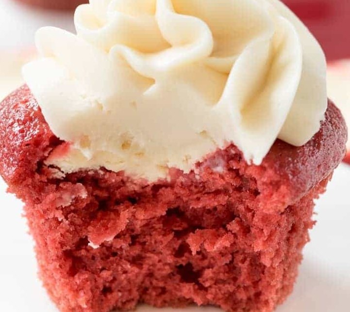 Red Velvet Cheesecake Cupcakes #desserts #cake