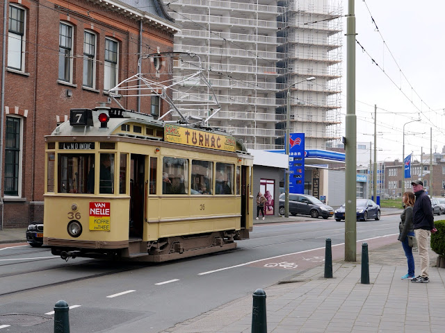 Tramstel 36 met Turmac- en Van Nelle-reclame, Duinstraat, Scheveningen