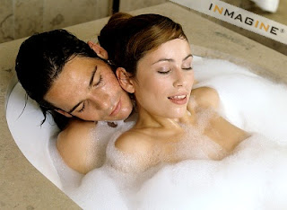 couple love bath wallpaper