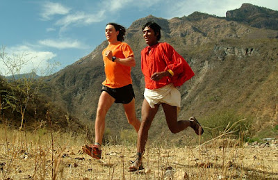 Scott Jureck y tarahumara corriendo ultramaratón de "Nacidos para Correr"