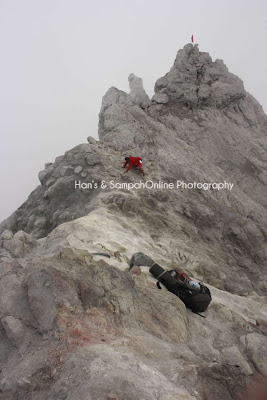 Foto Puncak Gunung Merapi berkabut