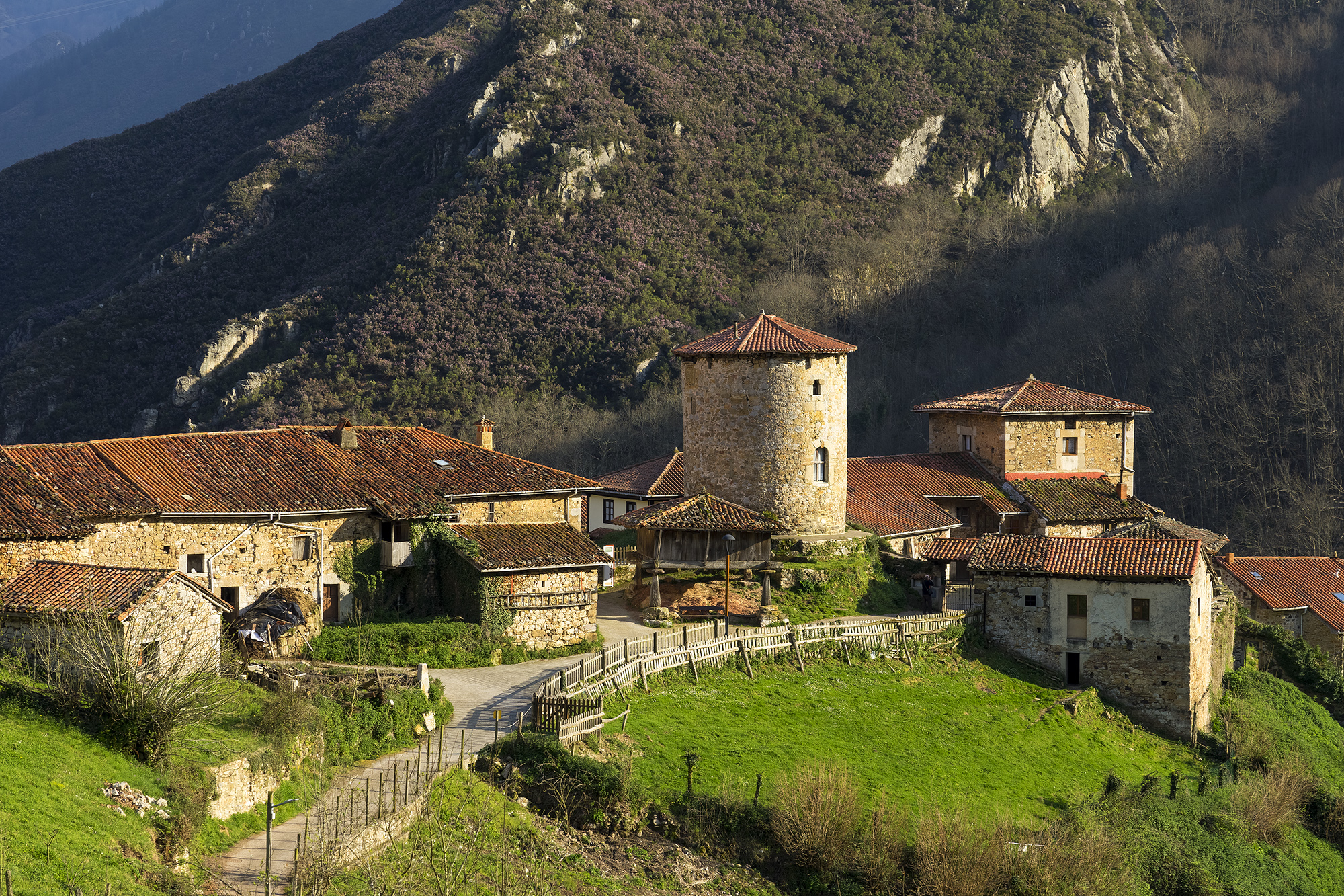 Bandujo. Vista del pueblo y de su torre medieval.