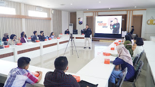  Kolaborasi Bersama Mahasiswa Humas Polrestabes Surabaya Gelar Seminar Melawan Hoax