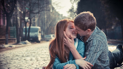 boy-girl-kissinglove-on-road-walls-images