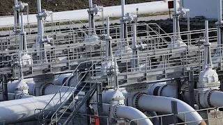 Algeria: Gas production will increase by 10 billion cubic meters in 2023 The director of strategy and planning at the Algerian state hydrocarbon company, Sonatrach, said that the company's production of gas will rise by 4 billion cubic meters in 2022, and by 10 billion next year.  The Algerian company, Sonatrach, announced on Wednesday that its gas production will rise by 4 billion cubic meters in 2022, and by 10 billion next year.  This was stated by the director of strategy and planning at Sonatrach, Rachid Zerdani, speaking to the official Algerian radio.  Zardani explained that Sonatrach is conducting development operations on several oil and gas discoveries, in addition to improving recovery capabilities in the exploited fields (raising their production).  In this regard, he said, "The current development processes will allow us to increase production by 4 billion cubic meters this year... We expect production to rise between 8 to 10 billion cubic meters in 2023."  Sonatrach's strategy and planning official pointed out that Algeria's production is currently estimated at 130 billion cubic meters annually, about 50 billion of which are directed to the internal market.  Since the beginning of this year, Sonatrach has announced significant oil and gas discoveries in various regions in the south of the country.  For months, Algeria has received great European interest in search of additional quantities of gas, as part of Western efforts to free itself from dependence on Russian gas.  A few days ago, the Algerian Energy Ministry said that the country will deliver Italy an additional 10 billion cubic meters of gas within the coming months.  Algeria supplies Italy with gas through the "Transmad / Enrico Mattei" pipeline, which reaches the island of Sicily via Tunisia, with a maximum annual transport capacity of 32 billion cubic meters.  Algeria also supplies Spain with gas through the "Medgaz" pipeline, which links directly between the two countries, with an annual capacity of 8 billion cubic meters.