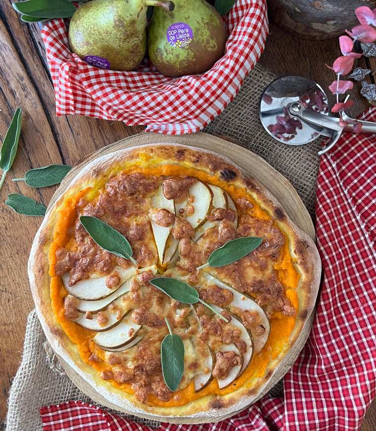 Pizza de calabaza y pera con queso ahumado