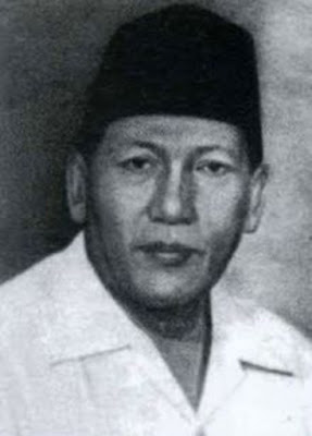  Biografi Zainul Arifin  Biodata  Nama Lengkap : Zainul Arifin  Lahir : Barus, Tapanuli Tengah, Sumatera Utara, 2 September 1909  Meninggal : Jakarta, 2 Maret 1963  Biografi  Terlahir di Barus, Tapanuli Tengah, Sumatera Utara, 2 September 1909, Kiai Haji Zainul Arifin atau lengkapnya Kiai Haji Zainul Arifin Pohan adalah seorang politisi Nahdlatul Ulama (NU) terkemuka yang sejak remaja di zaman penjajahan Belanda sudah aktif dalam organisasi kepemudaan NU, GP Ansor, jabatan terakhirnya ialah ketua DPRGR sejak 1960 - 1963.  KH. Zainul Arifin, seorang pahlawan kemerdekaan yang mengawali perjuangan pergerakan nasional di bawah naungan organisasi Nahdlatul Ulama (NU). Pada zaman Jepang, pergerakan Zainul Arifin dengan nama organisasi Majelis Islam Ala Indonesia (MIAI), yang kelak kemudian berganti nama menjadi Majelis Syuro Muslimin Indonesia (Masyumi). Di bidang kemiliteran, Zainul pernah menjabat Panglima Hizbullah (Tentara Allah) untuk seluruh Indonesia dan Sekretaris Pucuk Pimpinan TNI. Setelah kemerdekaan, ia berturut-turut menjadi anggota Badan Pekerja Komite Nasional Indonesia Pusat (BP KNIP), anggota Dewan Perwakilan Rakyat Sementara (DPRS), Wakil II Perdana Menteri, Wakil Ketua DPR , dan Ketua DPRGR.  Gemeente Batavia atau Kotapraja Jakarta, itulah pekerjaan Zainul Arifin pada masa pendudukan Belanda. Dengan demikian, beliau adalah seorang pegawai negeri yang mendapat upah atau gaji 