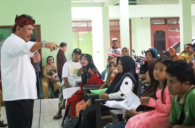 Bupati Nganjuk Marhaen Djumadi (kiri) memberikan arahan saat menyerahkan paket bantuan daging dan telur untuk keluarga beresiko stunting di Kantor Kecamatan Prambon, Selasa 2 Mei 2023