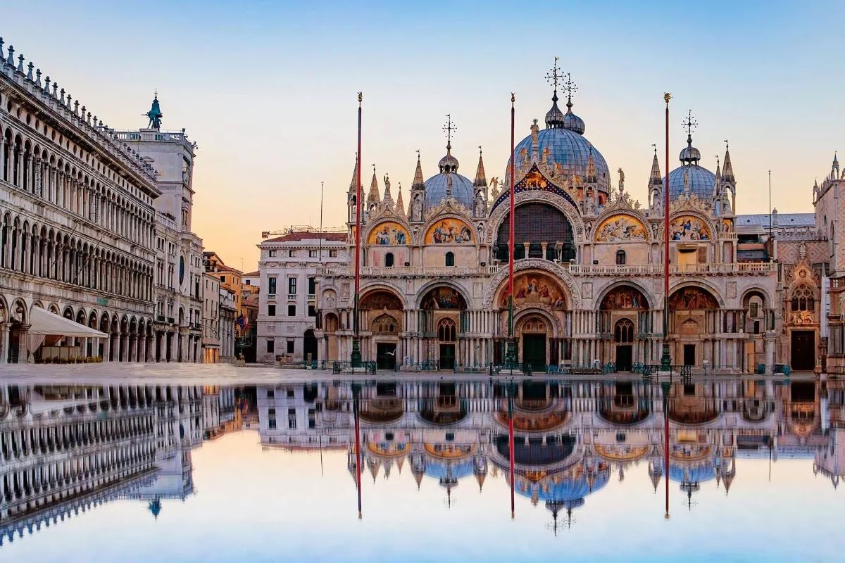 Η Βασιλική του Αγίου Μάρκου στην Βενετία, όπως αντικαθρεφτίζεται στην πλημμυρισμένη πλατεία