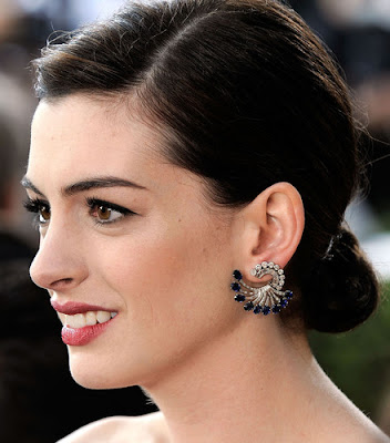 anne hathaway golden globes 2010. Anne Hathaway Golden Globes