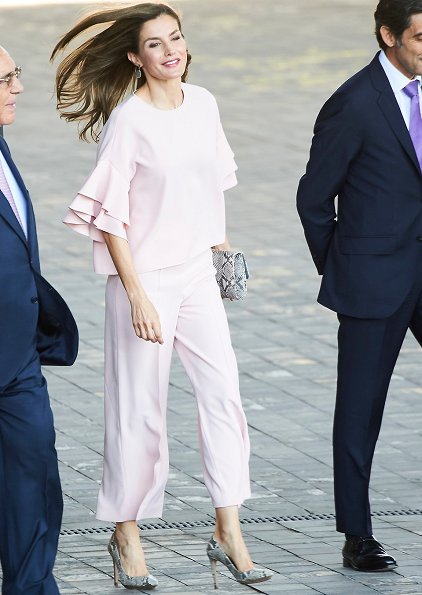 Queen Letizia wore ZARA blouse and trousers. We saw the same blouse on Crown Princess Victoria during her visit to Swedish Disability Federation