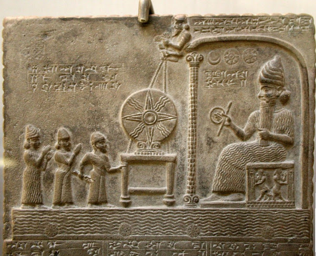 Обрезанное изображение Скрижали Шамаша (Уту), показывающее фигуру Шамаша (Уту) на троне