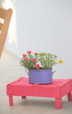 Side table with pallets