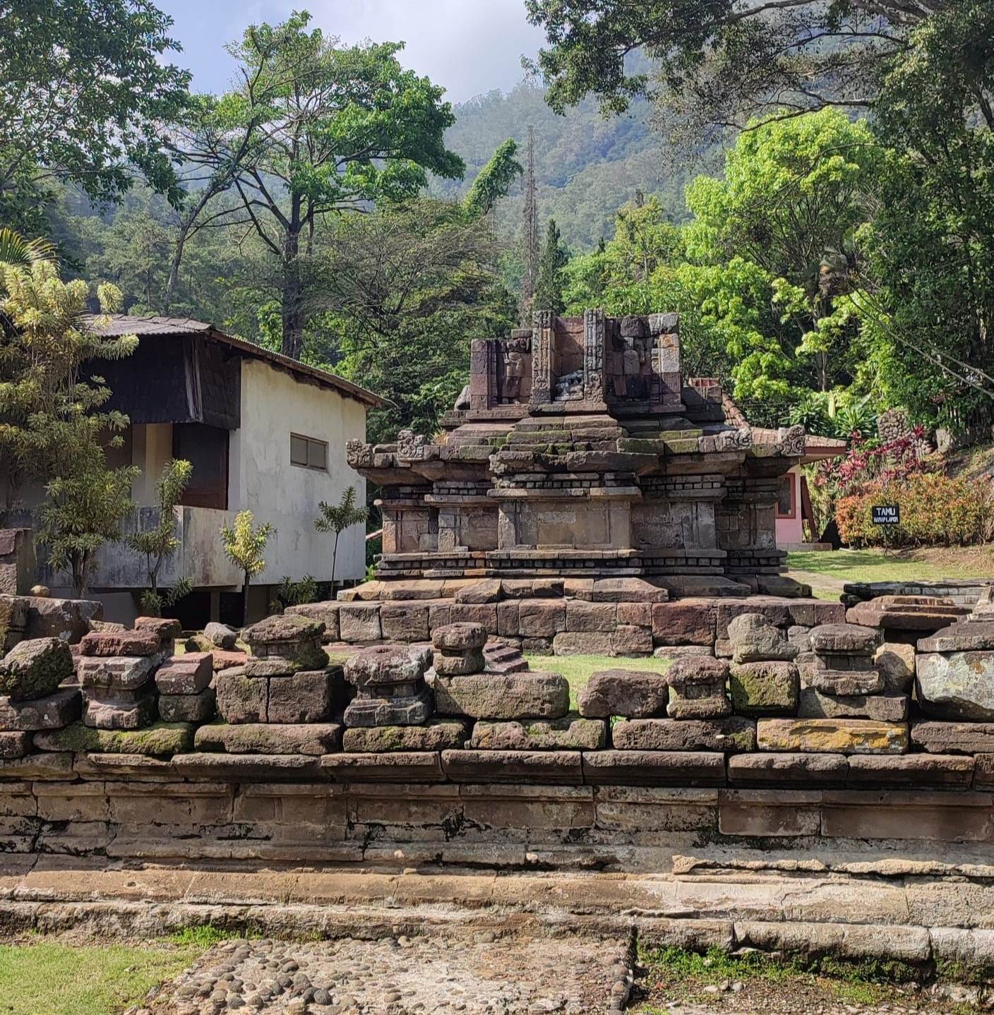 Candi Songgoriti, Batu