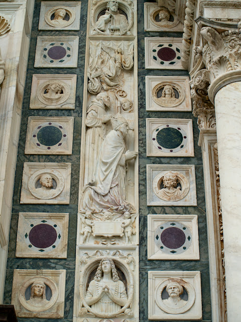 Marmoles de colores y esculturas en la fachada de la Cartuja de Pavia