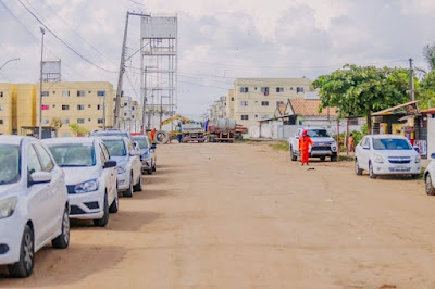 Cícero Lucena assina ordem de serviço para pavimentação de via em Mumbaba
